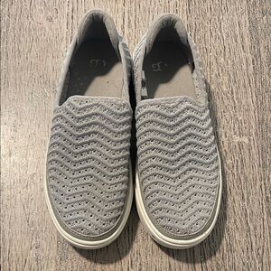 UGG Kids K Caplan‎ Slip-on Sneaker Size 2 Color: Seal Metallic Knit